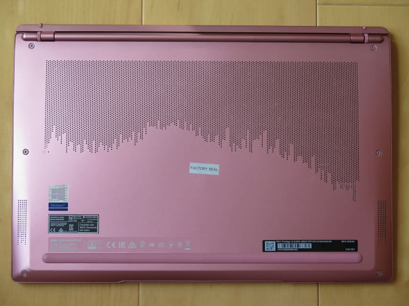 Prestige 14の背面。吸気口は多く、換気率は高そうだ