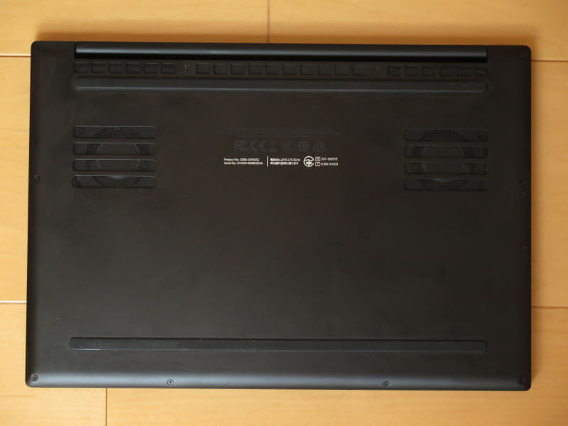 一方Blade Stealthは必要最低限の部分のみ開いている