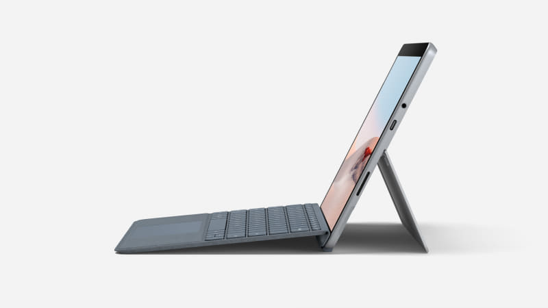 本体の左側面、上から3.5mmヘッドフォンジャック、USB Type-C、Surface Connect