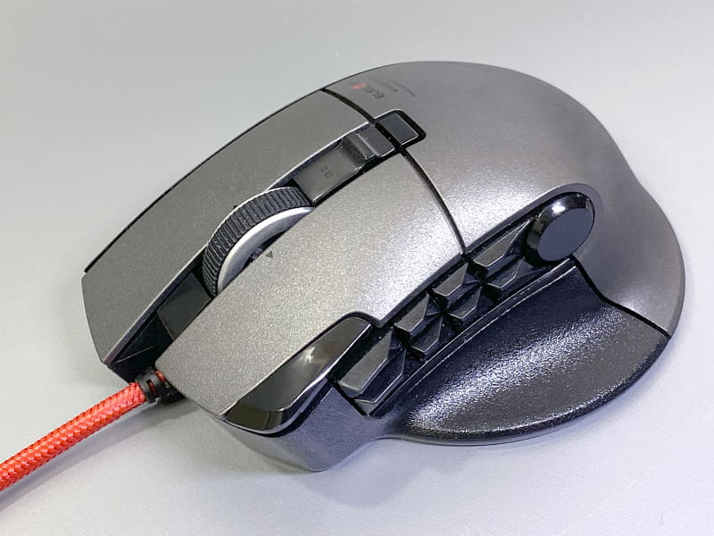 マウスは今回は多ボタンタイプの製品を中心に紹介する。写真はエレコムの「M-DUX50BK」