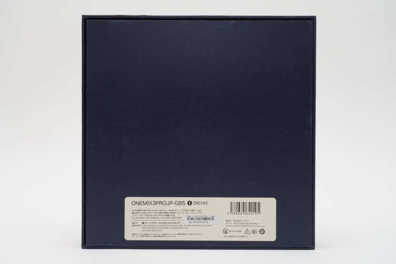 国内正規代理店テックワンの販売する製品パッケージには背面に仕様、認証情報、シリアルナンバーなどが記載されたシールが貼られている