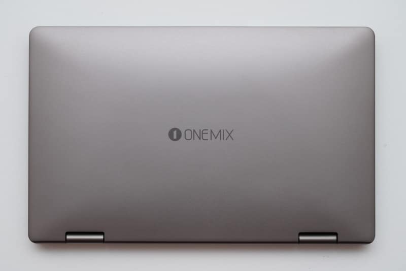 本体天面。筐体はCNC削り出しのアルミニウムマグネシウム合金製で質感が高い