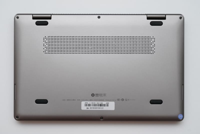 本体底面。ネジは一般的なプラス型で隠しネジもないので分解は容易。側面にはステレオスピーカーが内蔵されている