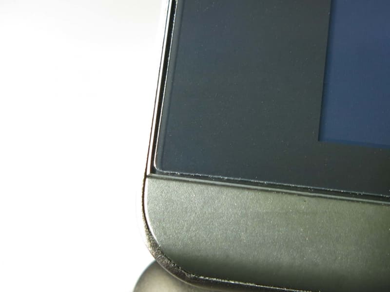 出荷時、ディスプレイには光沢(グレア)タイプの保護フィルムが貼られている