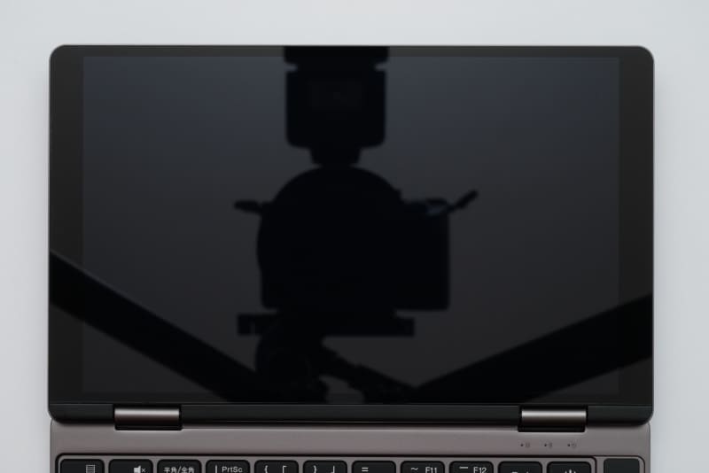 ディスプレイのスペックは8.4型IPS液晶(2,560×1,600ドット、358ppi、輝度非公表、色域非公表、光沢、タッチ対応、スタイラス対応(Microsoft Pen Protocol)、ゴリラガラス4)。Webカメラは搭載されていない