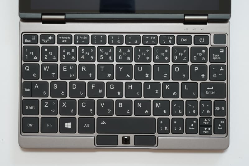 キーボードは67キーの日本語仕様。ポインティングデバイスは光学式だ