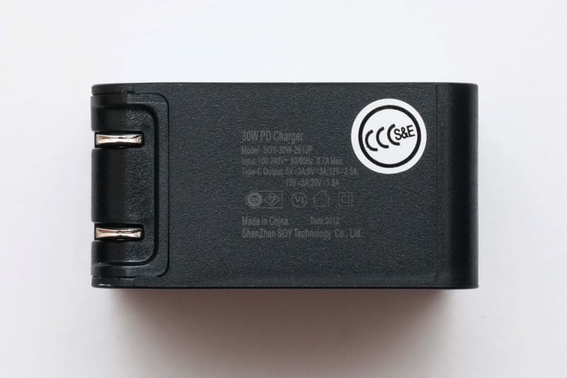 ACアダプタの仕様は入力100-240V～0.7A、出力5V 3A、9V 3A、12V 2.5A、15V 2A、20V 1.5A、容量30W。型番は「SOY-30W-261JP」