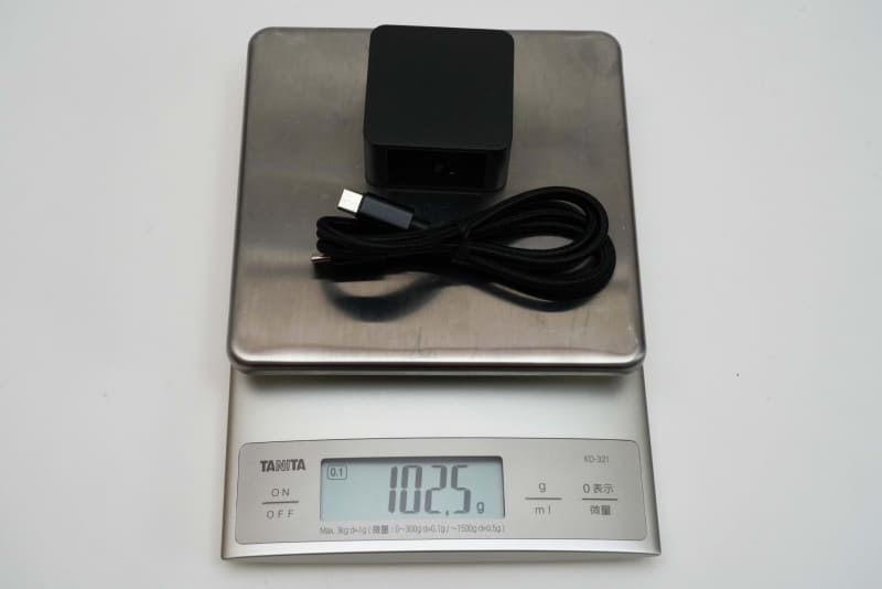 ACアダプタとUSB Type-Cケーブルの合計重量は実測約102.5g