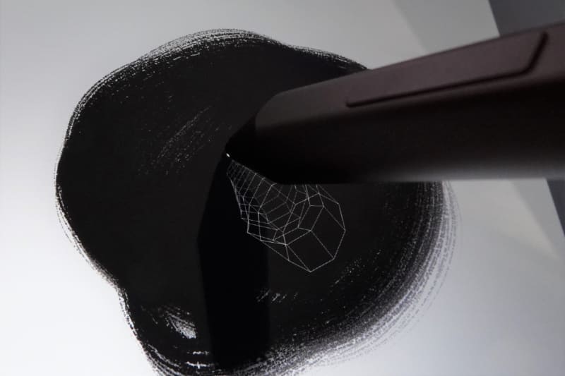 新型「Surfaceペン」で傾き検知が働くことを確認した。イラストを描くのに使いたいのであれば傾き検知に対応したスタイラスを用意しよう