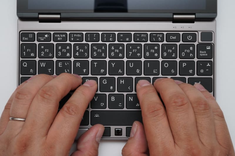8.4インチのUMPCとしては広いキーピッチ、深いキーストロークが確保され、また音引き「－」キーも独立して用意されているので非常に入力しやすい
