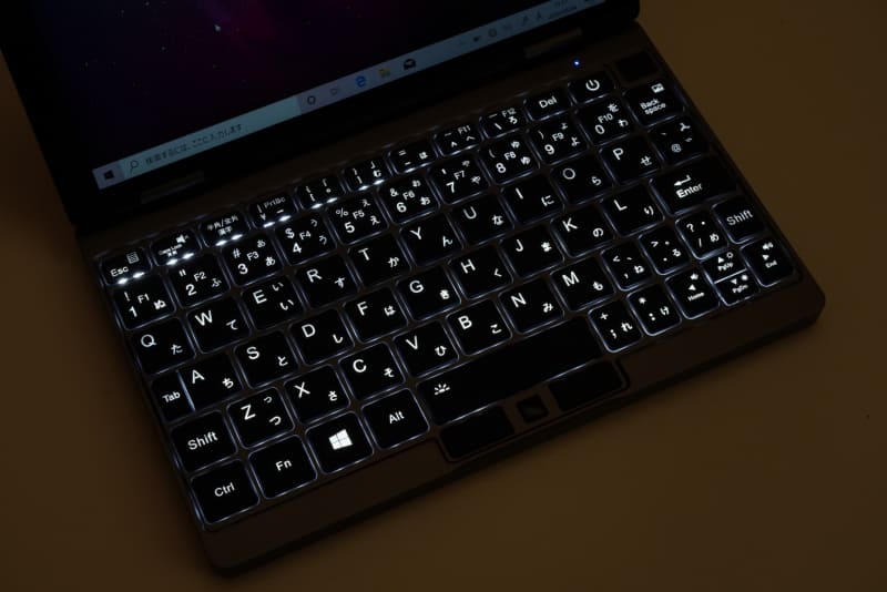 キーボードバックライトは点灯と消灯の切り替えのみ可能。明るさは調整できない