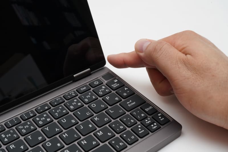 指紋認証センサーはキーボード右上に配置されている