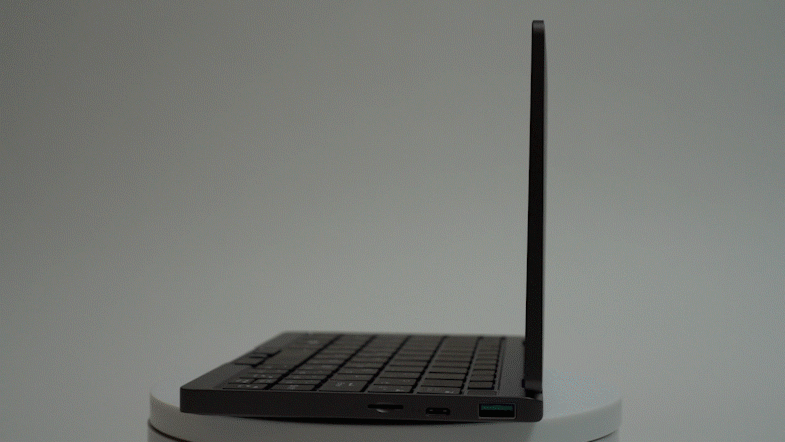 広視野角はとくに謳われていないが、ほぼ真横からでもなにが表示されているのかわかる。セキュリティを重視するならプライバシーフィルタを貼ったほうがいい