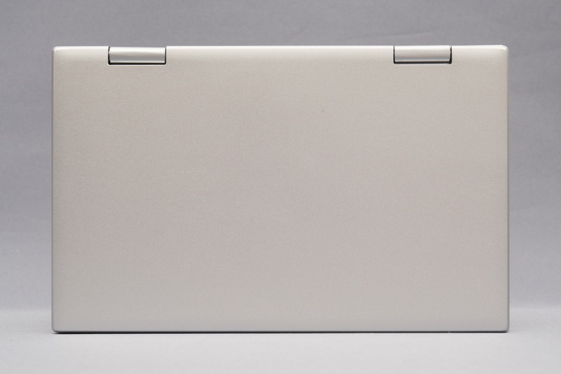 天板。本体カラーはシルバーで、一切装飾がなくシンプルな印象