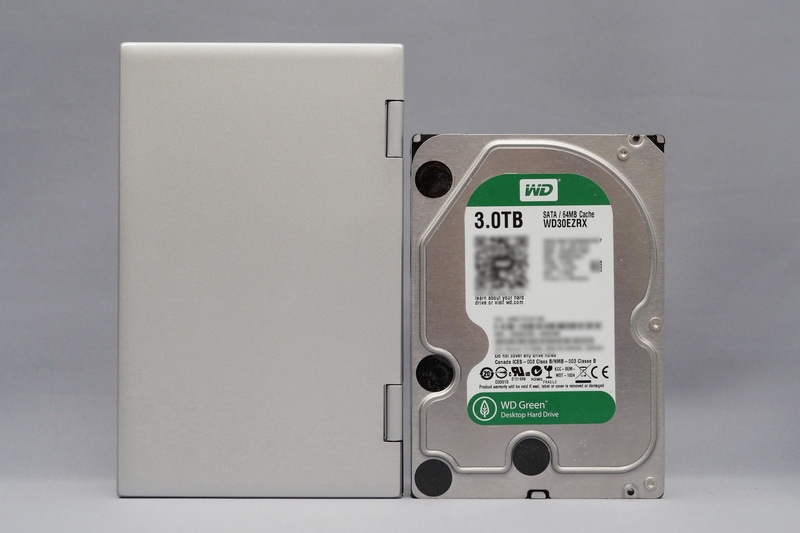 フットプリントは181×113.6mm(幅×奥行き)とUMPCらしいコンパクトさだ