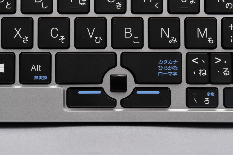 スペースキー下部に光学式ポインティングデバイスを搭載。独立クリックボタンも用意され、こちらは見た目以上に扱いやすい印象だ