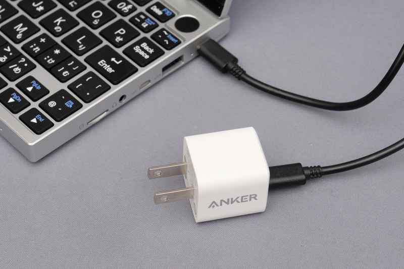 汎用のUSB ACアダプタを利用しても給電および内蔵バッテリの充電が可能だった