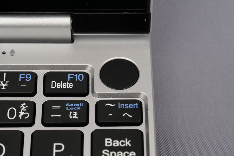 キーボード右上の電源ボタンは指紋認証センサー一体型のように見えるが、単なる電源ボタンで生体認証機能は非搭載