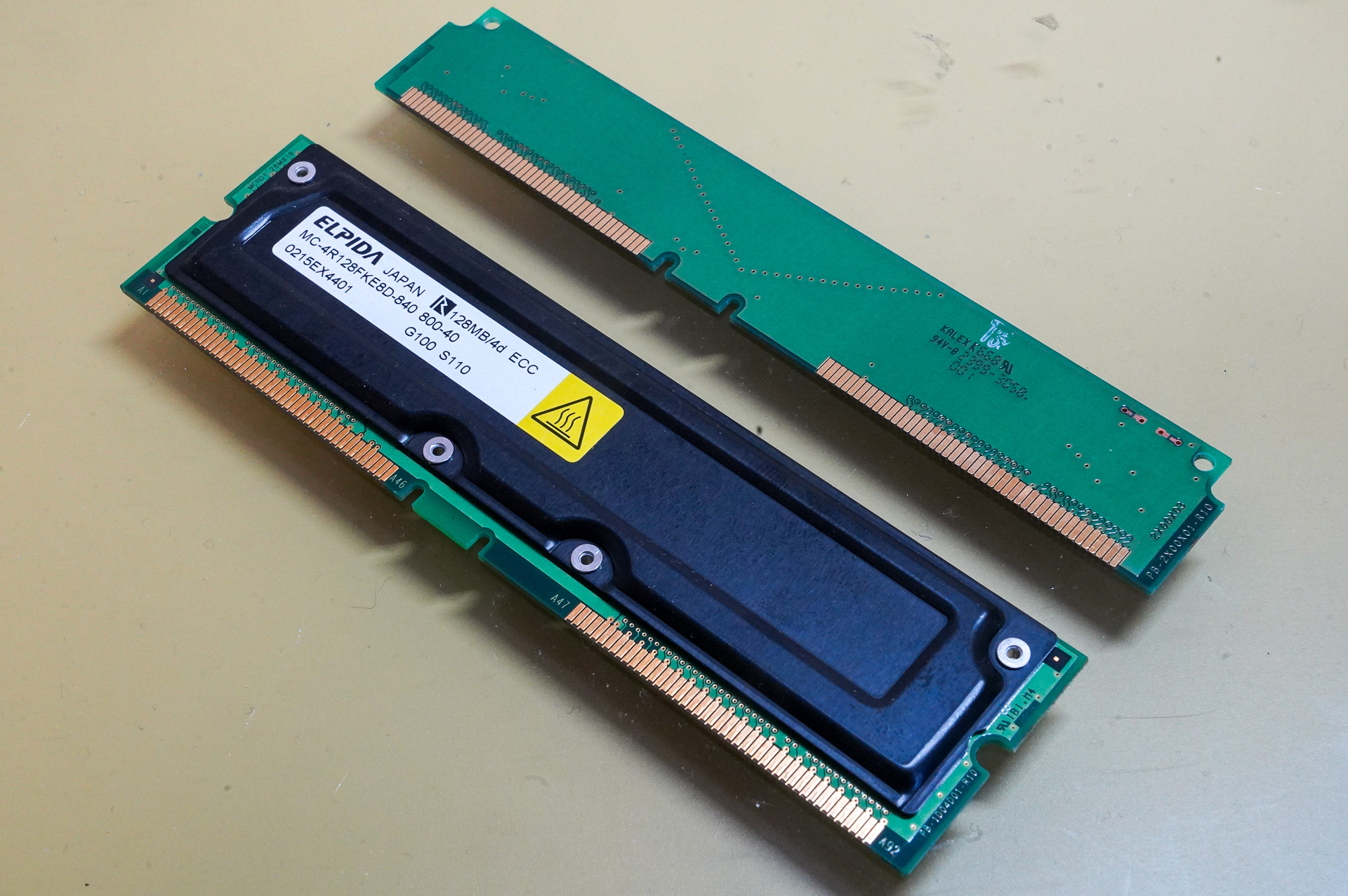 下が800MHzのDirect RDRAMのメモリモジュール(RIMM、PC800)、上がCRIMM