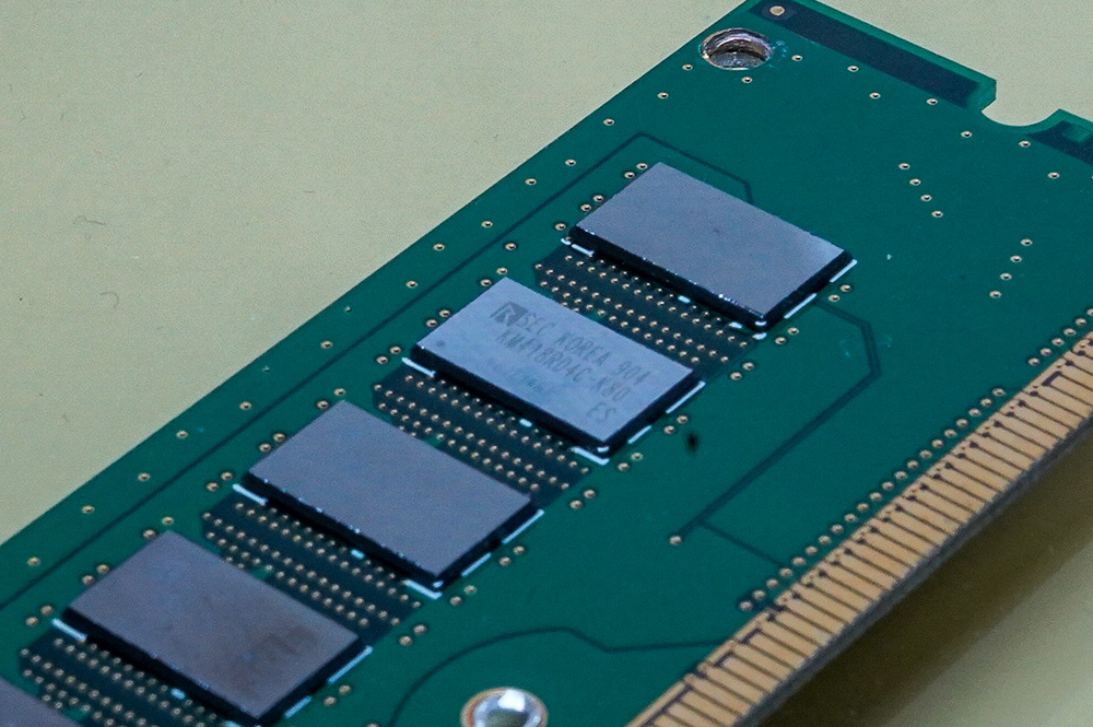 ヒートシンクを外したRIMMに搭載されているDirect RDRAMのDRAM。RのマークはRambusのマーク