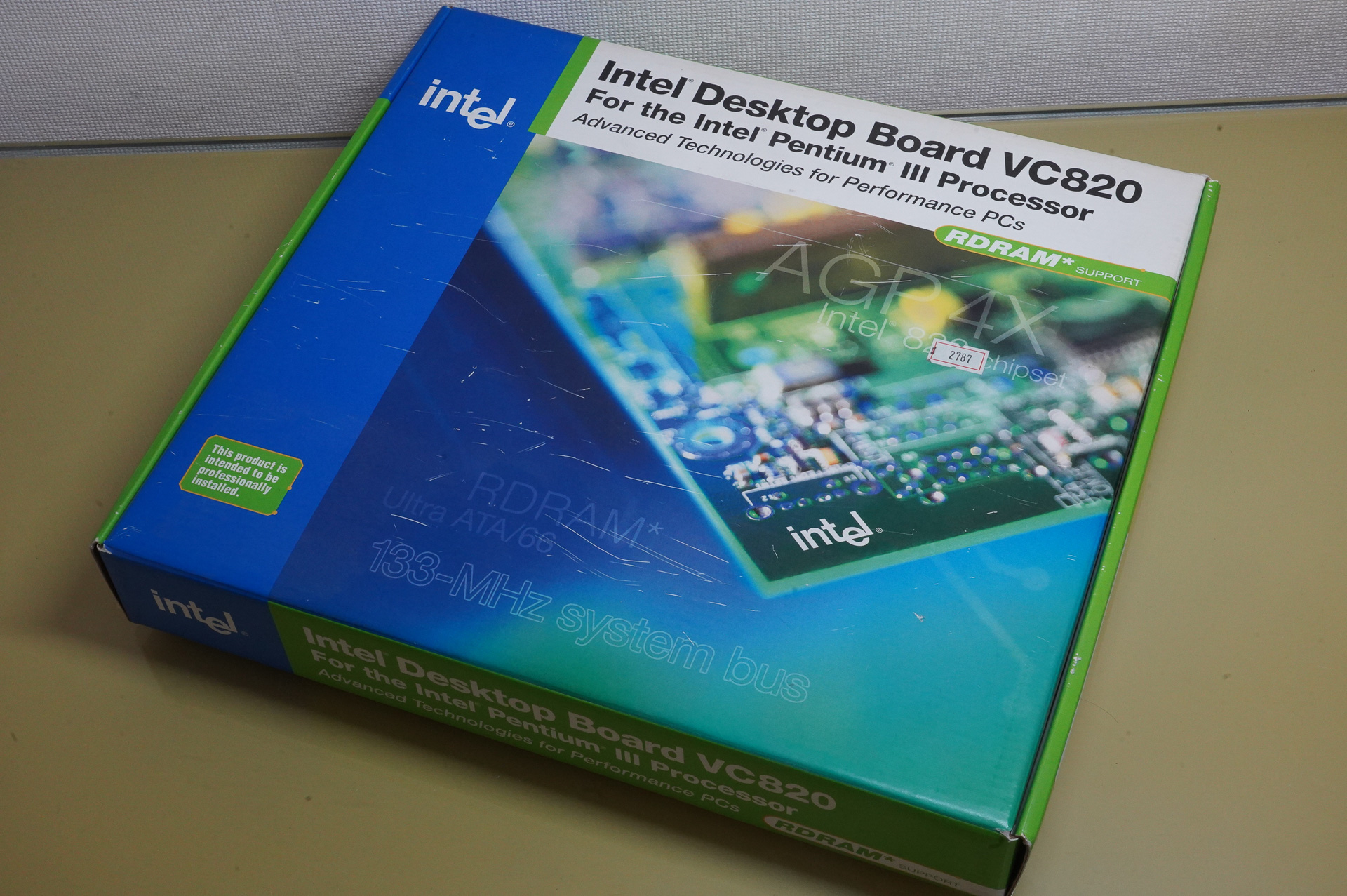 VC820の外箱、Pentium II/III用のIntel Desktop Boardは緑色。ちなみにPentium 4用はオレンジ