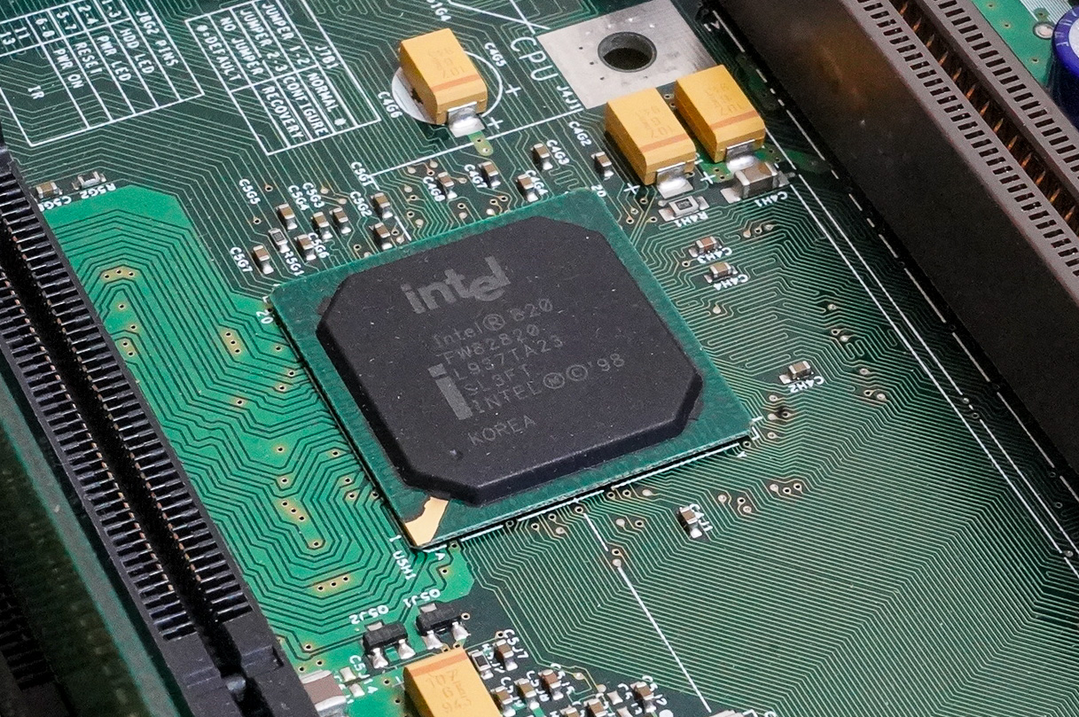 Intel 820のMCHとなるIntel 82820
