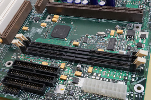 やじうまPC Watch】【懐パーツ】Intelの“メモリ黒歴史”を象徴する