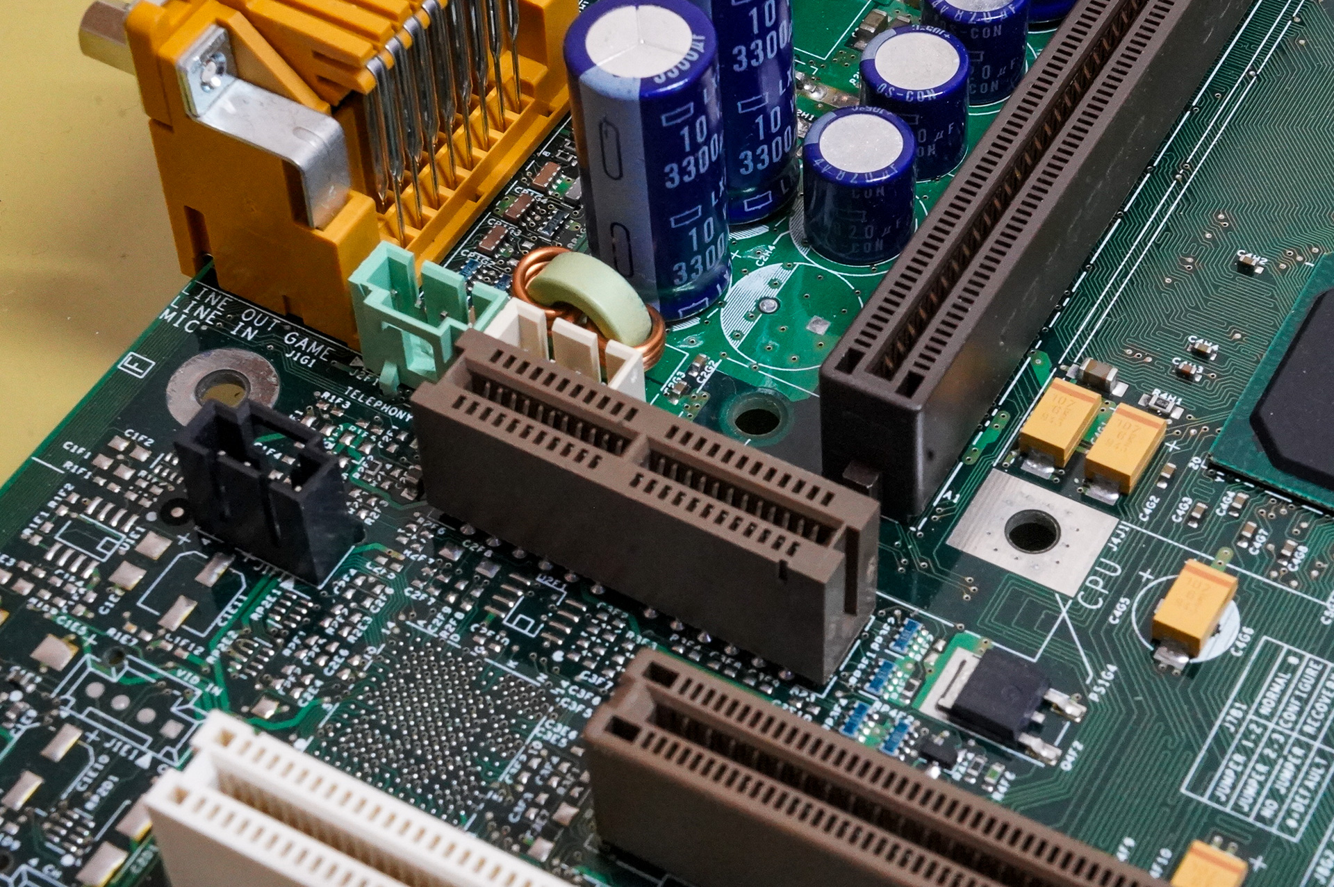 AMR(Audio Modem Riser)用スロット。オーディオコントローラやモデムを搭載した拡張カードで機能拡張できるようになっていた