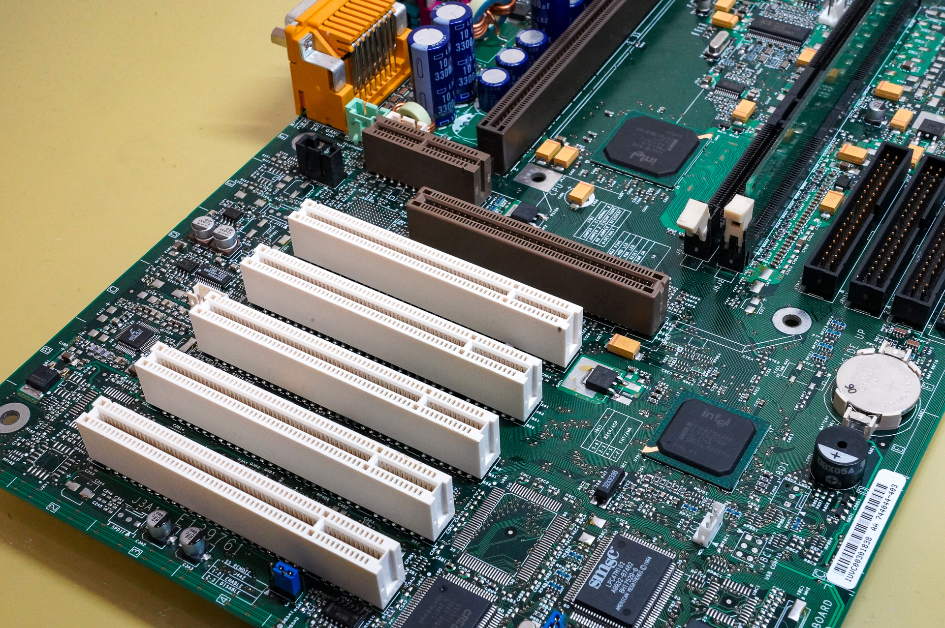 AGPとPCIスロットのみがあり、ISAスロットはなくなっていた