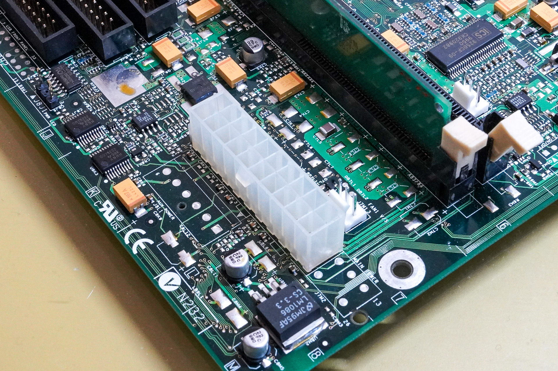 電源ケーブル端子、まだ20ピンだ