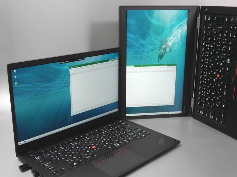 この場合、サブ側のPCを物理的に90度回転させて置くことになる。セッティングはたいへんだがWebページなど縦長の画面を表示するには便利だろう。キーボードを背面に折りたためるノートであれば見栄えもよいはずだ