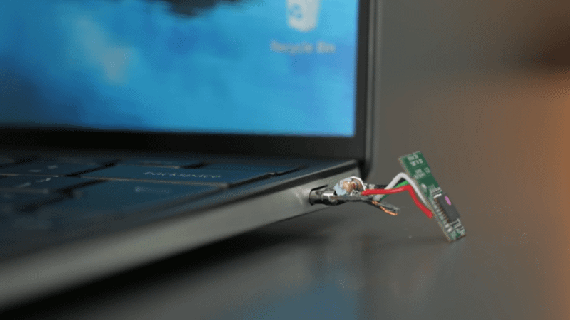 改造したUnifyingレシーバーをType-Cポートにつなげてマウスを動かしている