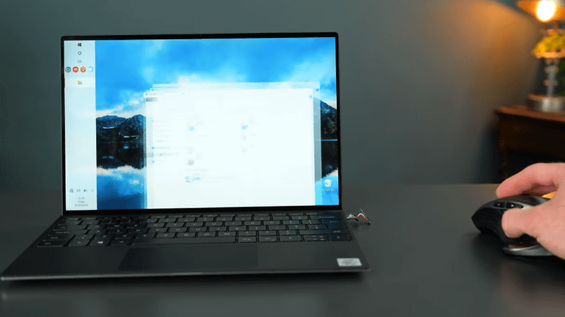 改造したUnifyingレシーバーをType-Cポートにつなげてマウスを動かしている