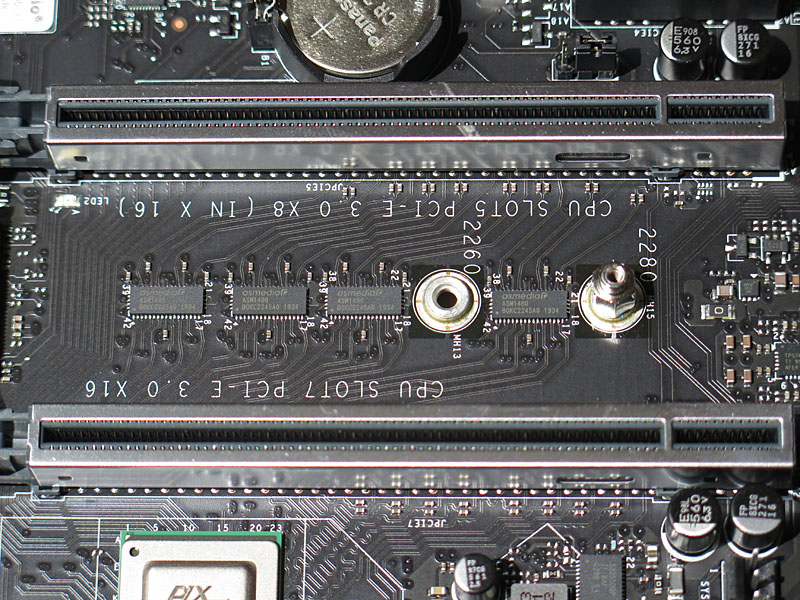 x16とx8+x8の切り替えはASMediaのASM1480によって行なわれる