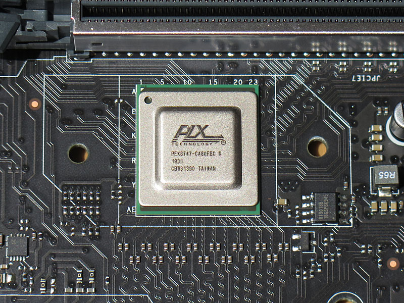 PEX8747を実装することでx8×4構成を実現している