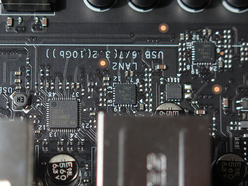 左がIntelのネットワークコントローラi219V。右はUSB 3.2リドライバの「<a href="https://www.tij.co.jp/product/jp/TUSB1002A" class="n" target="_blank">TUSB1002A</a>」だ