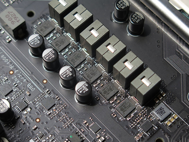 VCoreのパワーステージはInfineonの「TDA21490」。かなりのハイエンドモデルだ