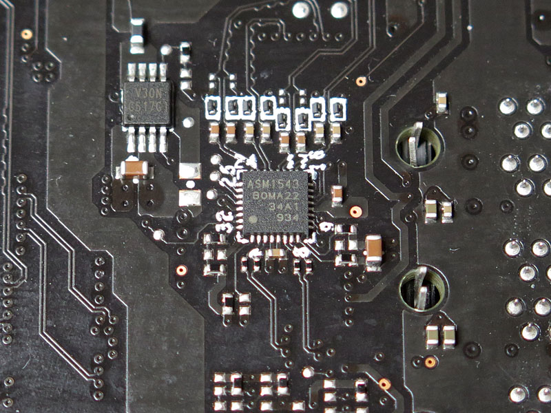 背面に実装された「ASM1543」はUSB Type-Cコンフィギュレーションチャネルロジック回路つきのスイッチだ