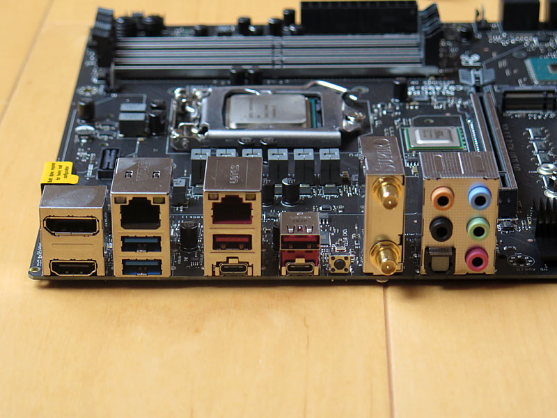 背面のインターフェイスは充実している。Type-Cは2つあるが、1つはUSB 3.2 Gen2x2、もう1つはUSB 3.1だ