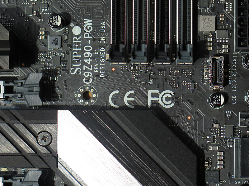 配線はSupermicroならでは。眺めるだけでも楽しい