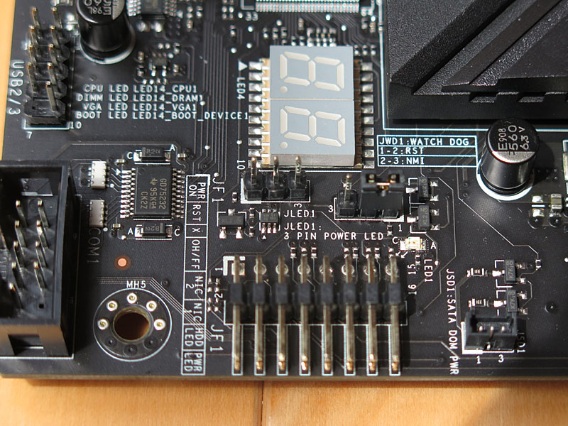 ピンヘッダは長尺ビデオカードに干渉しないよう、横に出す仕組み。POSTコード表示の7セグメントLEDも備える