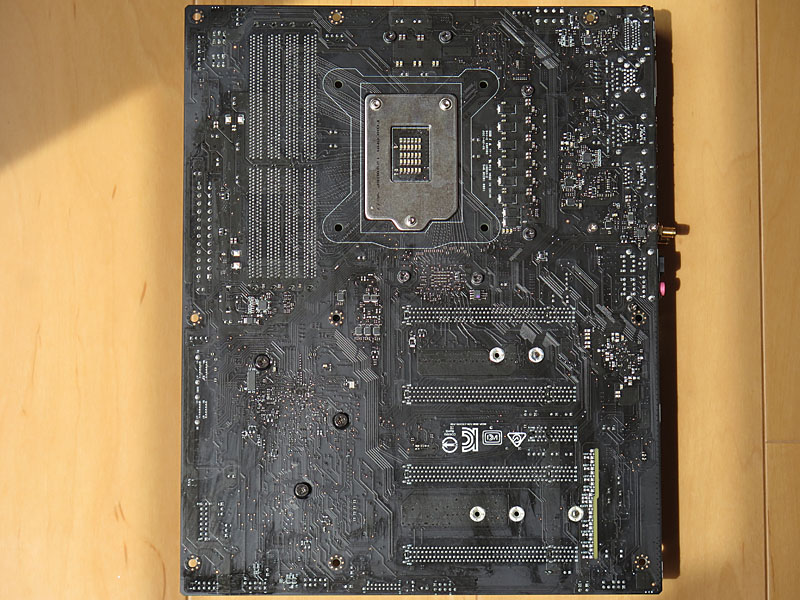 部品実装は背面にまでおよぶ