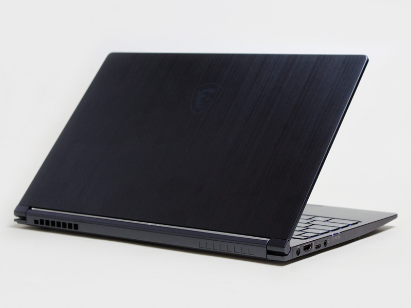 斜め後ろから。縦に薄くヘアライン仕上げ。ロゴがMSIではない。バッテリは内蔵で着脱できない