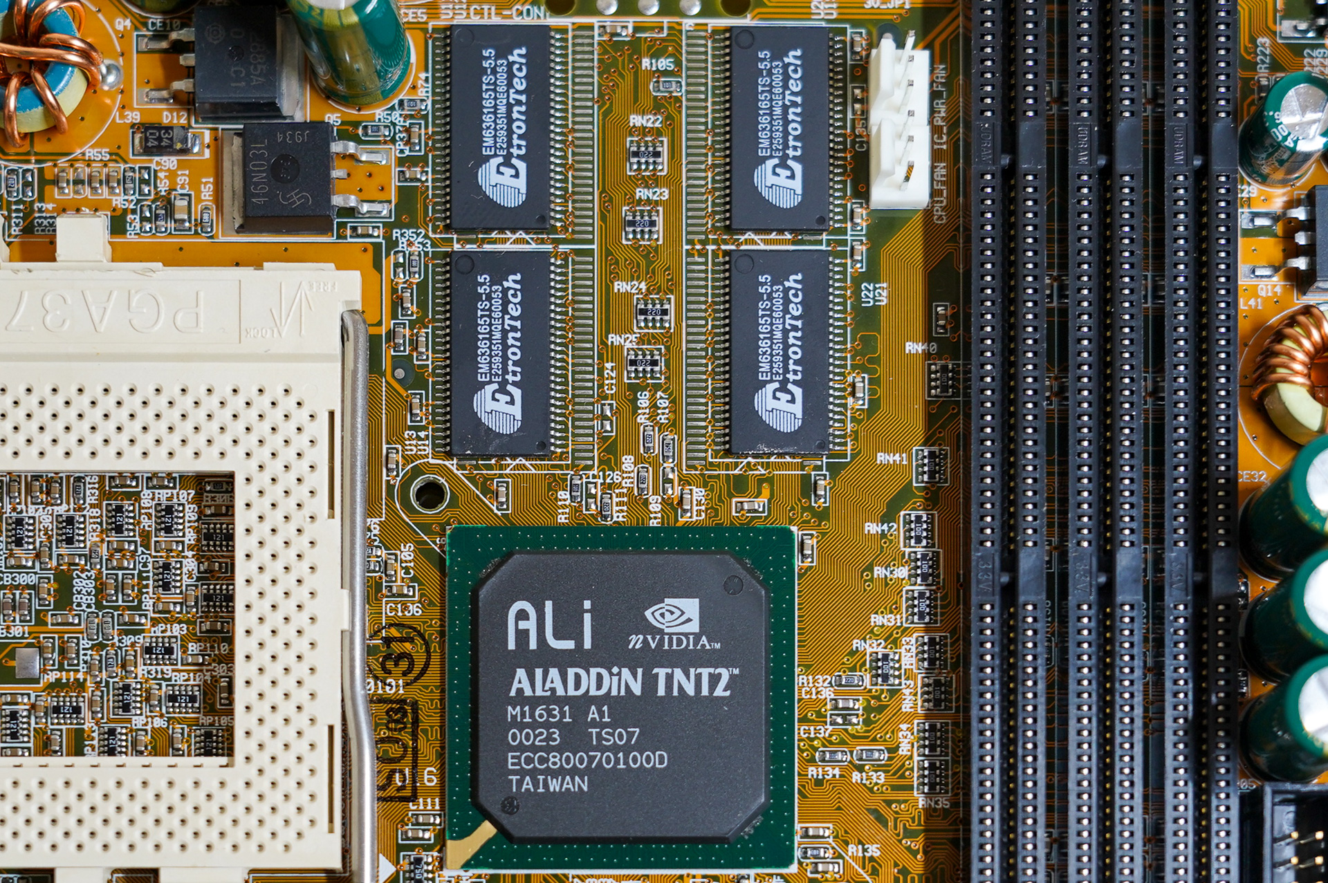 Aladdin TNT2のノースブリッジとなるM1631(下)と4つのVRAM(上)