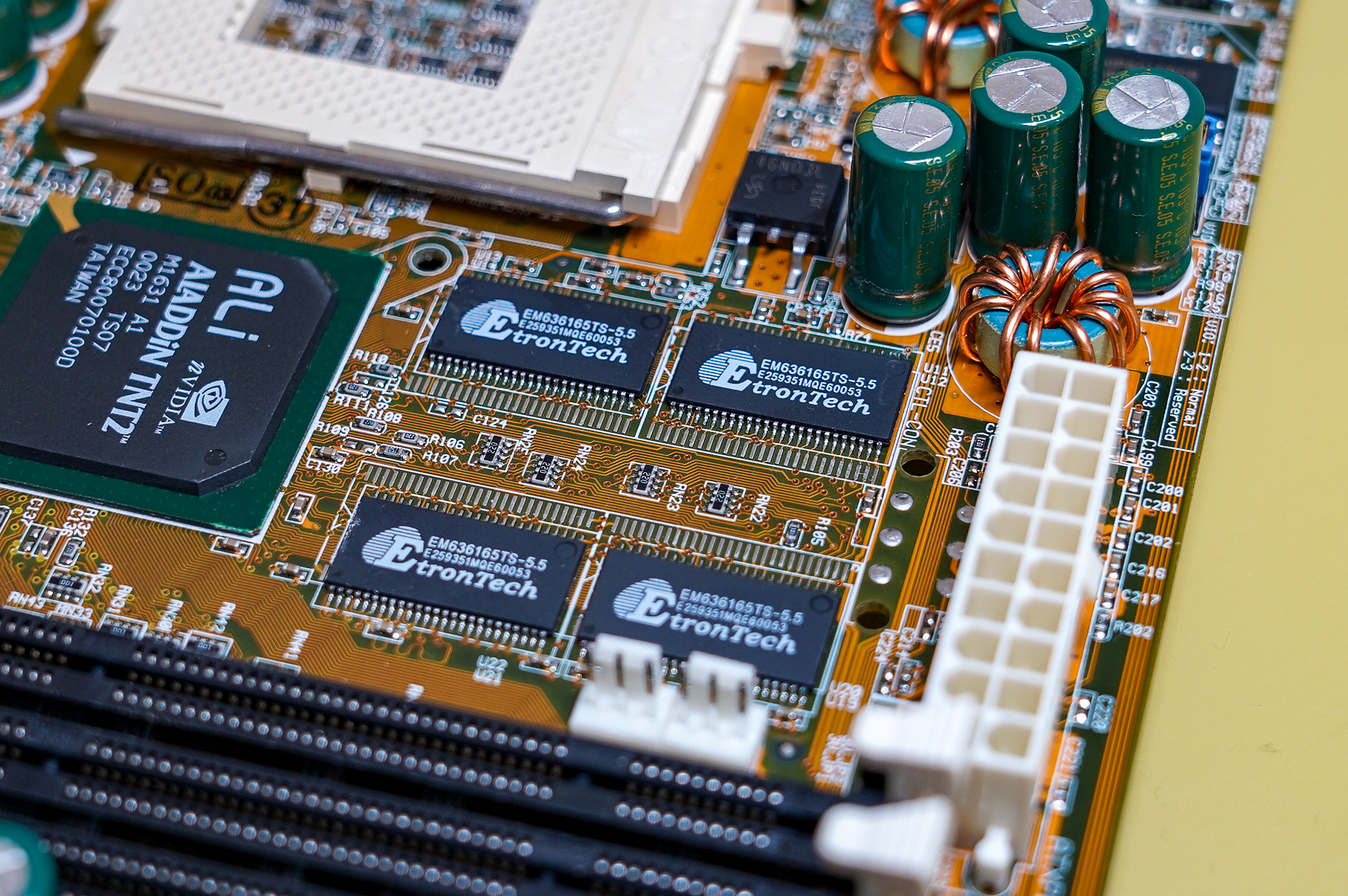 VRAM、外側により大きなチップ用のパターンが用意されているため、この個体は8MB版であると考えられる。32MB版、8MB版、VRAMナシ(メモリ共有のみ)版があった。