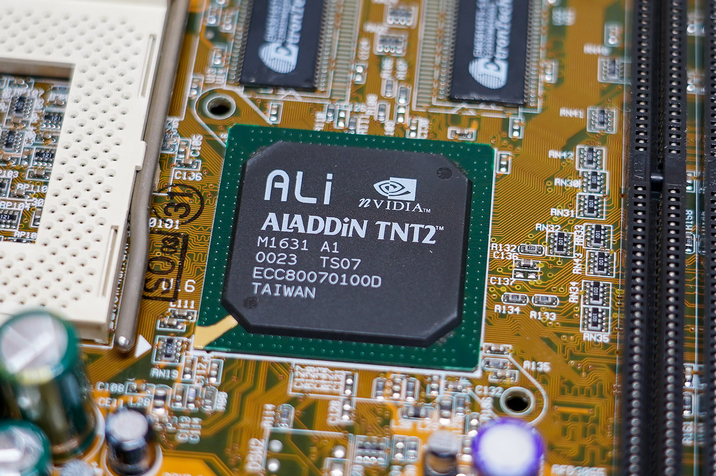 NVIDIAのロゴとALiとのダブルブランドになっているAladdin TNT2