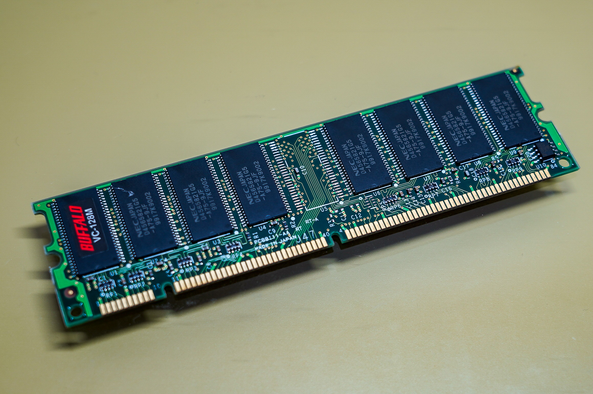 VCM技術を活用したVC SDRAMのメモリモジュール。現バッファロー(当時はメルコ)が販売していたVC-128M