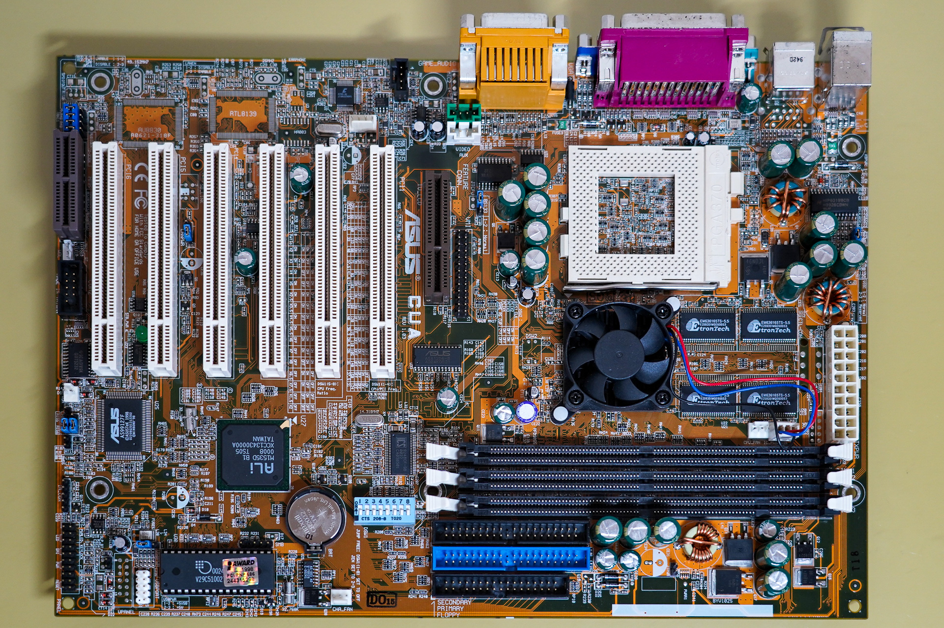 基板全景、当時のチップセットとしては珍しくノースブリッジにファンが付いている、それだけRIVA TNT2の発熱が大きかった