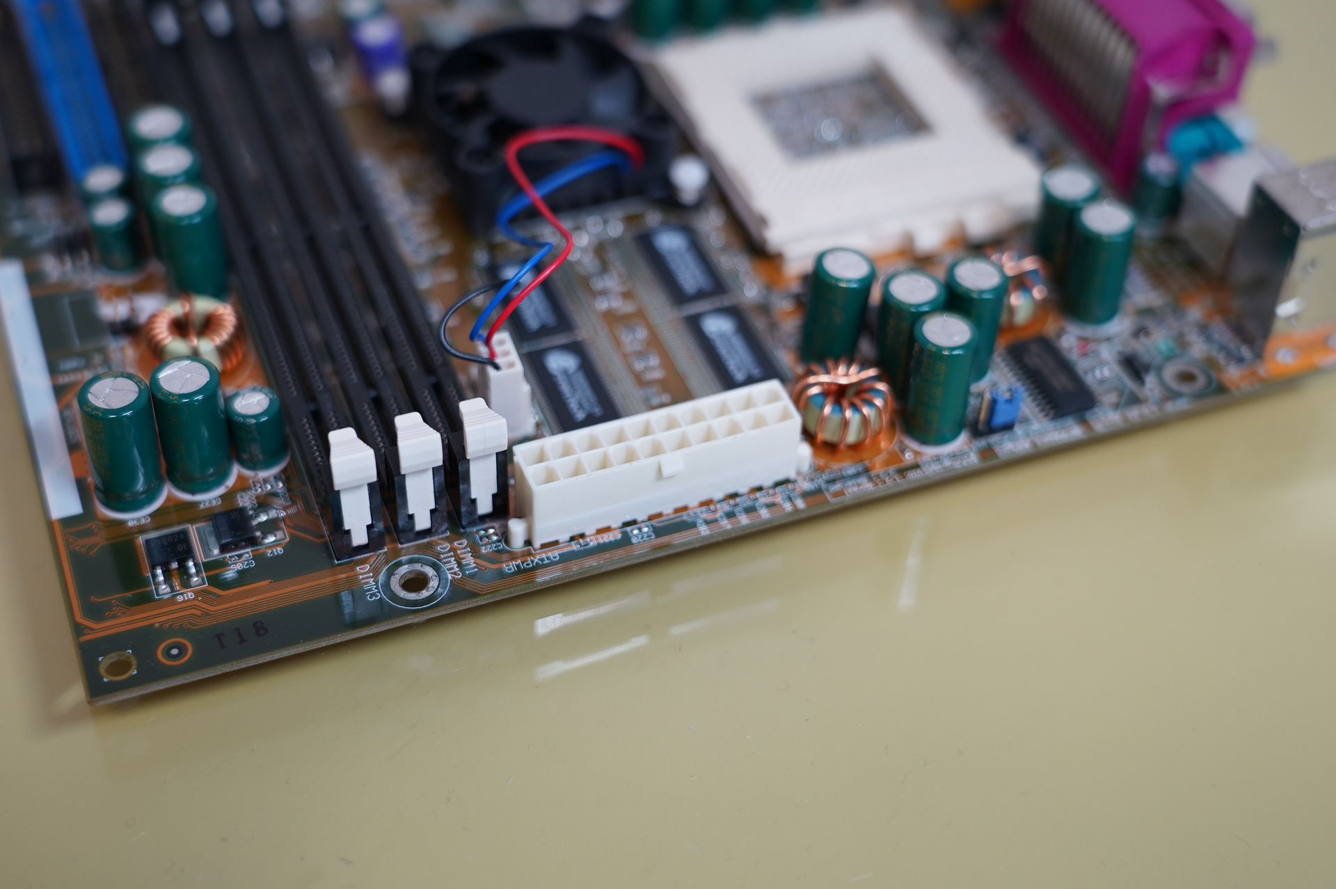 電源コネクタ、20ピン