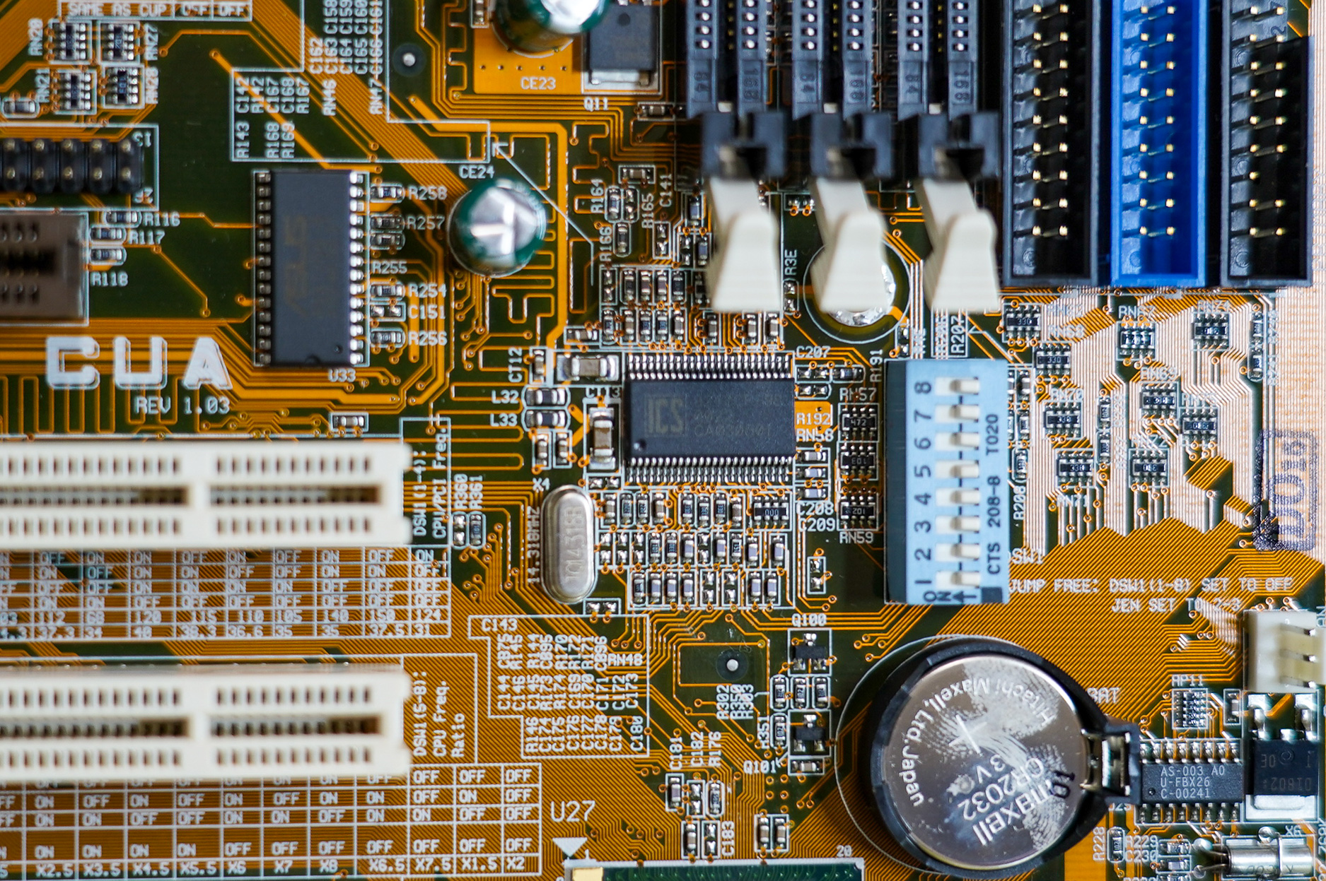 クロックジェネレーターDIPスイッチ。DIPスイッチではベースクロックと倍率などを変更できた